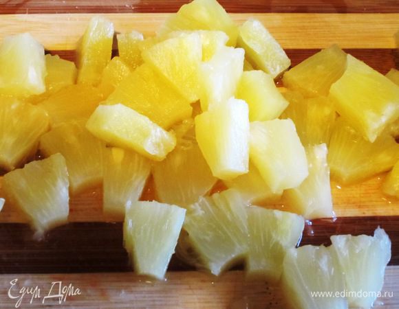 Ломтики ананаса промыть, oткинуть на дуршлаг.