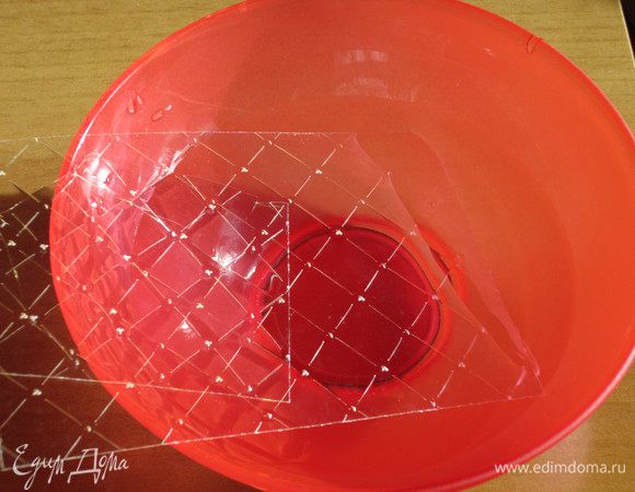 Желатин залить холодной водой на 5 минут.