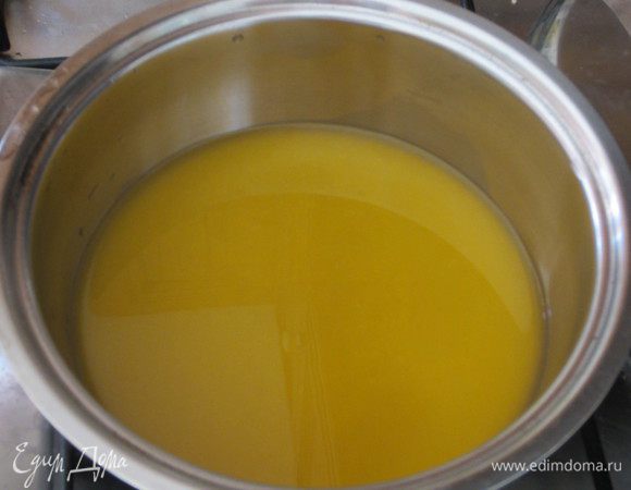 Сок вылить в кастрюлю,слегка нагреть и снять с огня.Желатин отжать, добавить в сок и мешать до полного растворения желатина.Охладить.