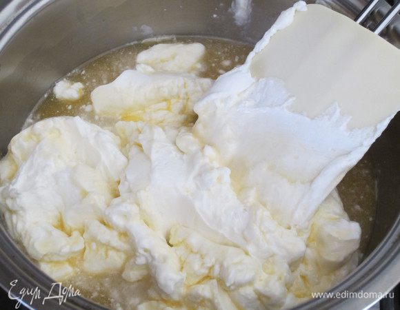 Сливки взбить с сахаром и ввести в сок.