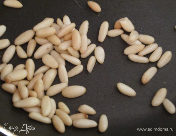 Кедровые орешки обжарить на сковороде с антипригарным покрытием.