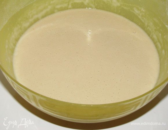 Яйца слегка взбить, добавить 1 ст. теплого молока, сахар и соль. Всыпать дрожжи, перемешать. Добавить муку, чтобы получилась конситенция, как на оладьи. Поставить опару в теплое место.