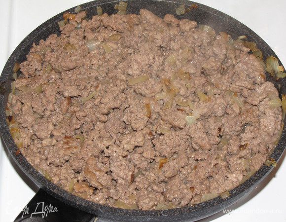 Пока тесто поднимется, приготовим начинку. Обжарим на растительном масле мелко порезанный лук, добавим фарш, посолим, поперчим. Готовим до готовности фарша, перемешивая и разбивая комочки кулинарной лопаткой. По желанию в фарш можно добавить немного кетчупа.