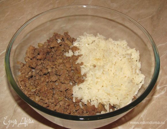Оварить рис, остудить и смешать с фаршем. Начинка готова.