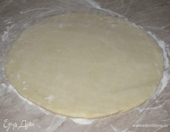 Разделим тесто на две одинаковые части. И раскатаем обе части в круг на присыпанном мукой столе (толщина примерно 1 см). Получится два больших пирога!