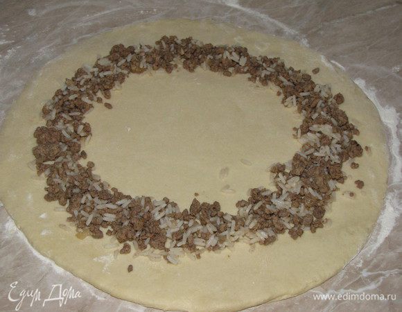 По кругу выложим начинку, отступая немного от края.