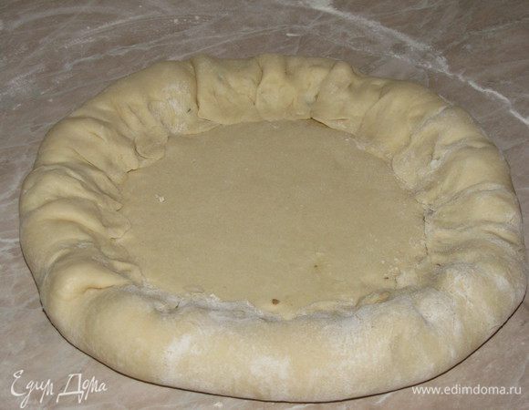 Закроем начинку краями теста, формируя валик.