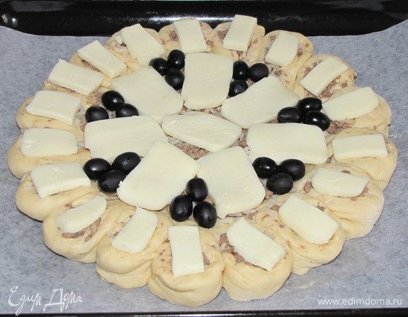 На середину выложим оставшуюся начинку. Порежем сыр моцарелла и выложим сверху на начинку. По желанию добавим оливки.
