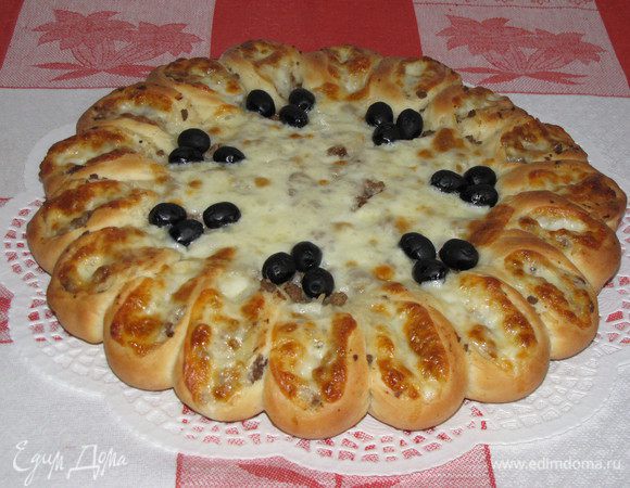 Поставим в разогретую до 180 град. духовку до зарумянивания пирога и расплавления сыра, примерно на 20-25 минут. Наш пирог готов. Приятного аппетита!