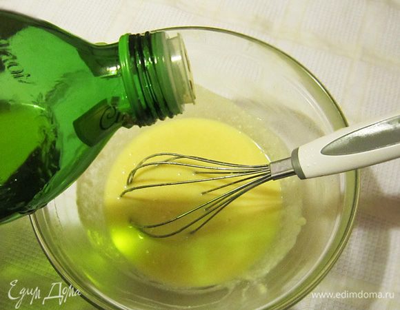 Добавить немного оливкового масла. Продолжать взбивать.