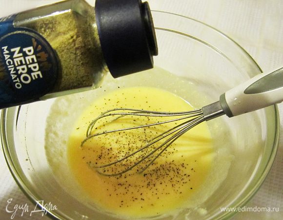 Добавить чёрный перец и часть натертого на мелкой тёрке сыра. Продолжать взбивать.