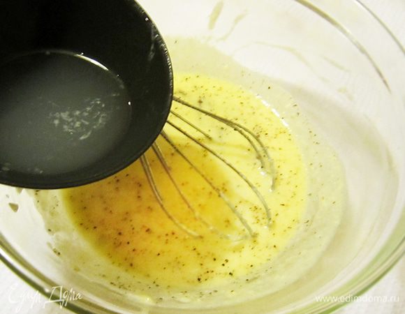 Немного добавьте бульона от варки спагетти и продолжайте взбивать. Затем снова добавьте в смесь сыр и немного (2 ст. л.) оливкового масла, не переставая взбивать, долейте еще немного бульона. Сыр должен раствориться. 