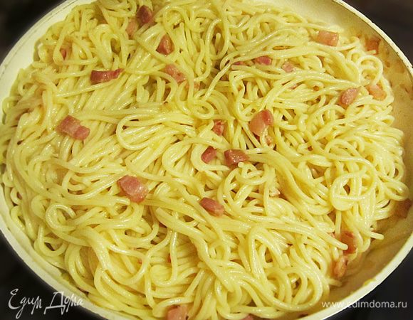 Соединить спагетти с обжаренной панчеттой. 