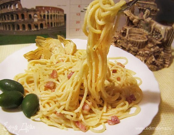 После того, как все спагетти полностью перемешали с соусом, выкладываем на тарелки. По желанию можно сверху добавить тёртого пармезана.
Наслаждаемся пастой!
P.S. Прошу прощения за качество фото, т к готовила поздний ужин и освещение немного подвело.
 