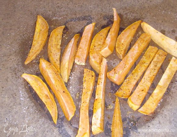 Духовку нагреть на 200°, очищеный и вымытый батат нарезать скибками в длину. Черри порезать пополам. Батат и помидоры выложить на противень, посолить, поперчить, сбрызнуть оливковым маслом. По желанию посыпать сухими травками и запекать  в духовке около 15 мин. Добавить кедровые орешки и оставить ещё на 5 мин. запекаться.