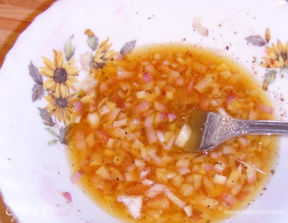 для заправки смешать лимонный сок, мёд,  соль, свежемолотый черный перец, кунжутное и оливковое масло, я добавила мелко порезанный лук шалот и дала дрессингу немного настояться.