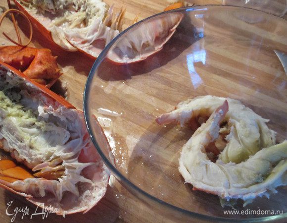 Мясо тщательно выбрать из панциря.