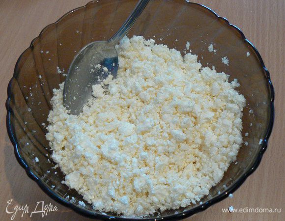 Для начинки смешать сахар с творогом
