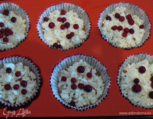 укладываем в формочку слоями: часть теста, творог, ягода