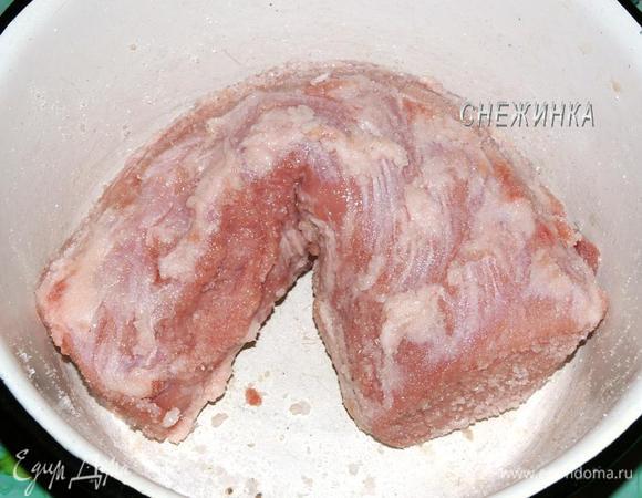 В начале надо просолить филе и поставить под гнет, чтобы ушла лишняя жидкость. Для этого смешиваем 2 ст. л. соли и сахар, натираем филе со всех сторон, кладем в большую миску. Не страшно, если филе будет лежать изогнуто.