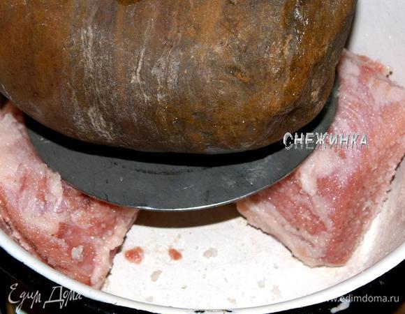 На филе кладем тарелочку и ставим гнет, можно приспособить банку с водой или камень, как у меня. В таком состоянии, прикрыв салфеточкой или полотенцем, выдерживаем филе в течение 3 суток при комнатной температуре на кухне (летом лучше поставить, где прохладней). Раз в сутки переворачиваем его.