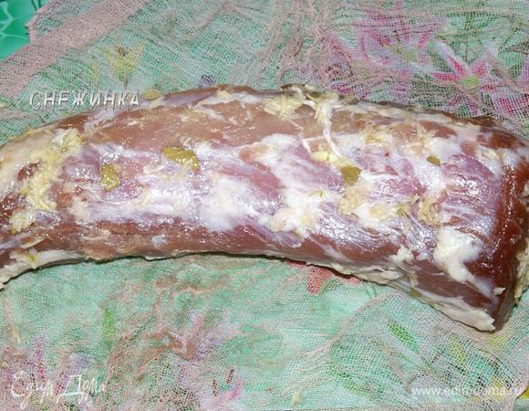 Достаем его, обтираем бумажным полотенцем от влаги. Натираем его чесноком, пропущенным через пресс или натертым на терке и измельченной в руках на кусочки лаврушкой.