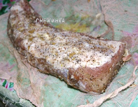 Посыпаем со всех сторон молотым черным перцем, молотым тмином и посыпаем несколькими щепотками соли. Кладем натертое филе на край марли, сложенной вдвое.