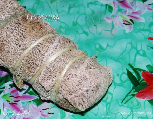 Заворачиваем филе по типу рулета, завернув бока. Теперь с одной стороны завязываем веревку и обтягиваем ей по всей поверхности филе вокруг, придавая округлую форму полендвице.