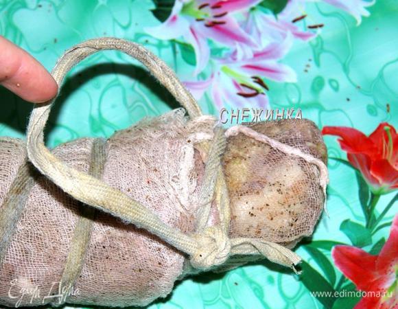 На другом конце полендвицы завязываем веревкой узел и делаем петлю, за которую будем подвешивать полендвицу.