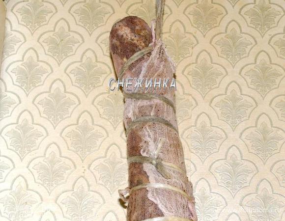 Подвешиваем полендвицу подсыхать. Поскольку мы изначально ставили филе под гнет, то основная жидкость ушла, и поэтому полендвица сушится быстро. Но все же необходимо учитывать следующие моменты: срок сушки зависит от величины филе, условий сушки (температура, влажность, проветриваемость) и от ваших предпочтений. Чем толще филе, чем дольше оно будет сушиться. Этот процесс может занять от 3 до 7 дней. У меня заняло 4 суток, при этом я подвешивала на кухне, над плитой (у меня нет вытяжки), сами понимаете, сухой теплый воздух, проветриваемое место (у меня на кухне балкон), поэтому все получается быстро. Также от ваших предпочтений зависит то, какая степень сухости будет у полендвицы. Я не люблю очень сухую, поэтому рекомендую такую мерку: когда вы сжимаете подвешенную полендвицу и чувствуете, что поверхность твердоватая и уже хорошо подсохшая, но внутри чувствуется мягкость, то смело снимайте.