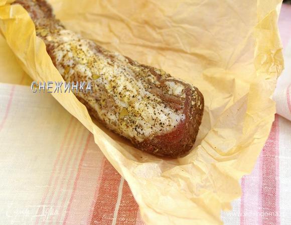 Готовую полендвицу заворачиваем в пергамент и убираем в холодильник. Храним там до востребования. 