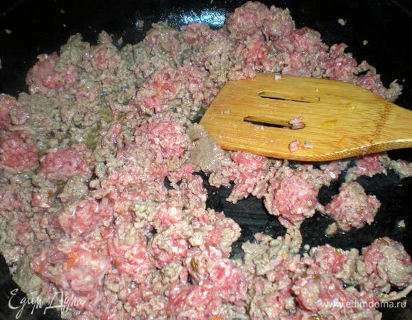 На той же сковороде обжарить фарш до полуготовности.