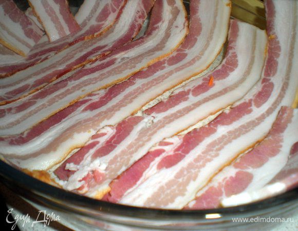 Выстелить дно формы беконом.