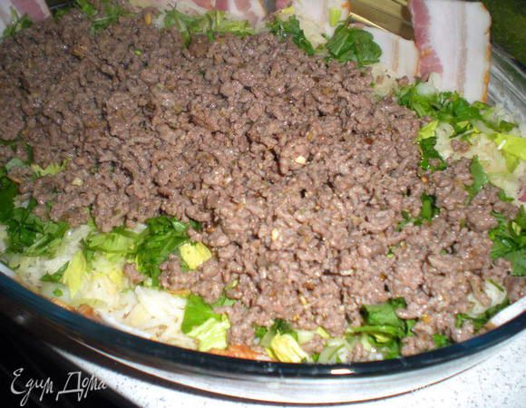 Выложить слой фарша. Не забудьте посолить и добавить любимые приправы.