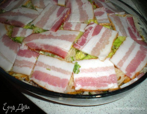 Завершаем слоем картошки,зелень и кусочки бекона.Сверху можно бекон не класть,тогда по окончании запекания нужно будет полить верх сливочным маслом.