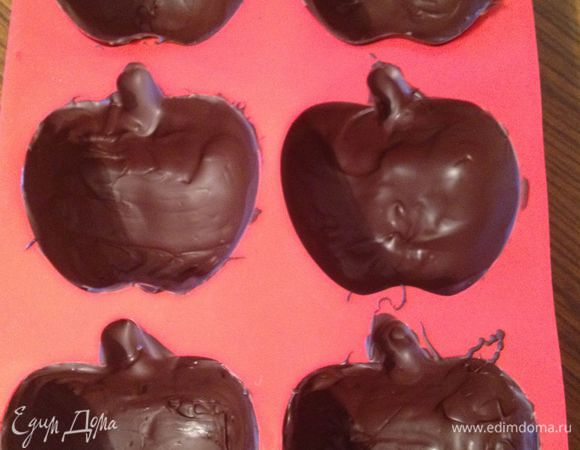 шоколад растопить на водяной бане или в микроволновке, заполнить форму в два приема