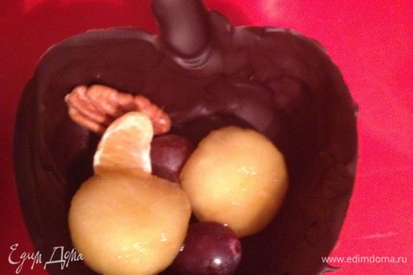 После того, как шоколад застынет, освободить от формы, половинки наполнить фруктами