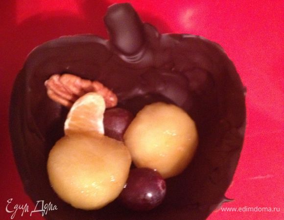 После того, как шоколад застынет, освободить от формы, половинки наполнить фруктами