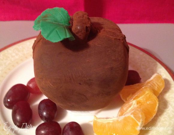 половинки соединить растопленным шоколадом, посыпать какао, какао стряхнуть кисточкой, из мастики вырезать листики, прикрепить растопленным шоколадом