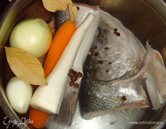 Из рыбы сварить бульон (луковица, корешки, специи ). Бульон немного охладить и процедить.