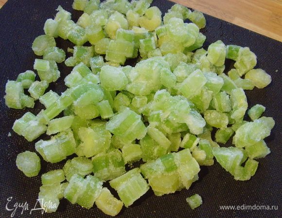 добавить нарезанный сельдерей