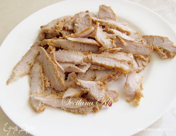 Мясо нарезать очень тонкими ломтиками. Если сырое мясо, то поджарить его на быстром огне, только до побеления.
С кураги слить воду и тоже мелко нарезать (фото нет)