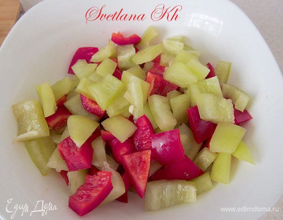 Болгарский перец нарезать произвольно, можно ломтиками и тоже быстро поджарить в масле. Выложить на салфетку, чтобы  избавиться от лишнего масла.