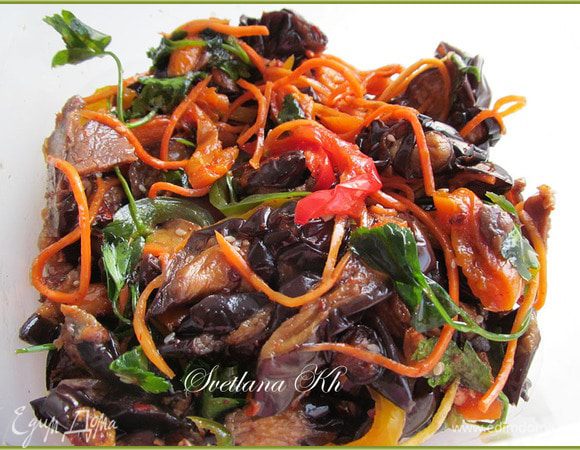 Соединить все составляющие для салата, добавив курагу и корейскую морковь. Полить заправкой. Веточки петрушки порвать руками и посыпать салат. Дать настояться час и подавать.