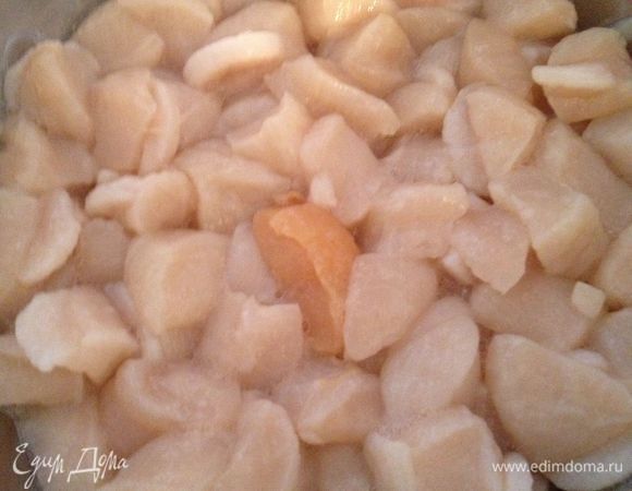 гребешок тщательно промыть, т.к. может быть песок. Порезать на четвертинки, если гребешок крупный, если мелкий, то на половинки, залить уксусной эссенцией