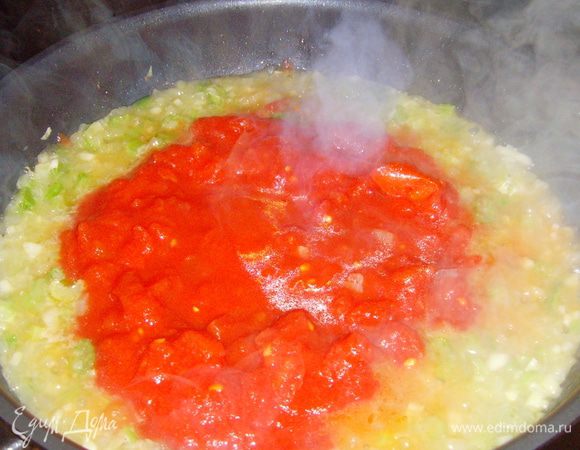 когда луковые запахнут Провансом налить в кастрюлю бульон, белое вино и бросить банку томатов, предварительно размяв их вилкой.