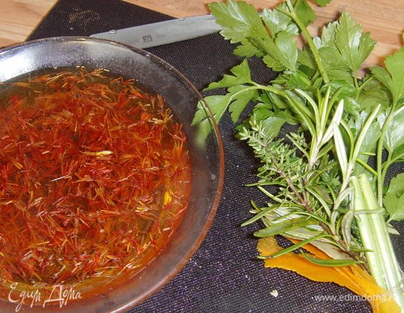 добавить "букет гарни" и заранее запаренный кипятком шафран (его можно процедить через сито). Пока буйабесная основа варится, можно заняться мидиями (у меня не оказалось, а жаль). Их надо хорошо промыть, очистить, положить в сковородку и прогреть, пока раковины не откроются и не дадут сок.