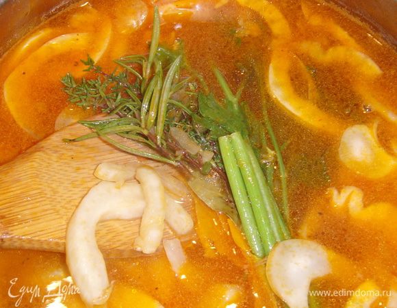 нарезать фенхель и добавить в кастрюлю. Дальнейшее зависит от вашей изобретательности. В буйабес идёт любая рыба и чем разнообразнее сорта, тем вкуснее. Только помните, что твёрдую рыбу, вроде трески, следует класть на 5 мин. раньше чем мягкую, вроде палтуса.