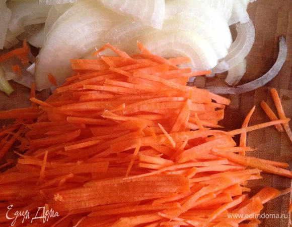 пока гребешок маринуется, подготовить овощи, лук порезать полукольцами, морковь, огурец, болгарский перец - тонкой соломкой, чеснок можно мелко порезать или подавить