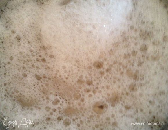 гребешок промыть холодной водой. будет пениться, так и должно быть, промыть до исчезновения пены, слегка отжать, добавить сахар, посолить, поперчить